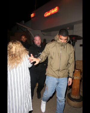 Suzy Antonyan Instagram - @champagnepapi If you’re reading this, it’s NOT too late!! I was so nervous to hug Drake 😩 here’s some pics of us tryna high five lmao Love you!! ♥️♥️