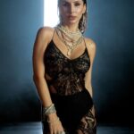 Svetlana Loboda Instagram - Если бы вам нужно было описать live video «Метелица» одним словом, то каким бы оно было? ✨ Наш ролик с каждым часом поднимается выше в списке трендов украинского YouTube. И мое слово дня для вас сегодня, как и всегда - спасибо! ❤️ Чувствую, ценю, люблю. #метелица