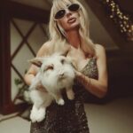 Svetlana Loboda Instagram - мы с Бусинкой закончили сьемку и провели 23й. 🐇