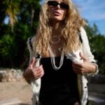 Svetlana Loboda Instagram - Однажды визит в Актау в Казахстане изменил мою жизнь. Я очень люблю эту страну.. её богатую культуру, открытых людей, их честь и уважение к своей родине. И новая special edition моего последнего трека - маленькая благодарность вам за любовь, за поддержку меня и моей страны, за тепло и эмоции, за каждый концерт и каждую встречу. Менің жаңа әнім ұнайды деп сенемін, сұлу Қазақстан! ❤️ #актауницца France