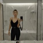 Svetlana Loboda Instagram - проснулась, почитала новости и офигела …. нашла старую Leica …. начала снова снимать последнее фото - наше « сегодня»