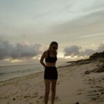 Svetlana Loboda Instagram - Впервые встала на 🏄‍♀️ давно не радовалась как ребенок… инструктор говорит, что получилось…хоть и недолго 😁😀день в воде. это место просто чудесное . скоро концерт #бали #cafedelmar #20января