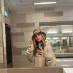 Svetlana Loboda Instagram - Моя работа - это моя жизнь … жизнь в дорогах и в переездах, в усталости и в недосыпах, в поисках новых и хранении вечных смыслов. Жизнь, которая, благодаря вам, наполнена большим количеством любви... Я, как ребенок, радуюсь каждому человеку, который несёт в себе свет…И тоже хочу быть светом для кого-то. Хочу отдавать, быть полезной, хочу наполнять вас, хочу дарить вам силы и уверенность в том, что все непременно будет хорошо… Поэтому не смотрю по сторонам, а иду вперед. Я верю вам, люди со светом внутри.. и верю в нас!🕊️