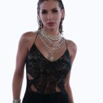 Svetlana Loboda Instagram - LIVE VIDEO «Метелица» уже на моём официальном YouTube-канале 🔥 Иногда свет праздничных гирлянд лишь ярче освещает пустоту нашего сердца… Хочу, чтобы вы помнили, что счастье - изнутри. И когда-то каждый из нас обязательно встретит человека, который будет стоить всех одиноких вечеров… Главное - верить🫶 #Метелица