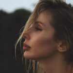 Svetlana Loboda Instagram - Тримай мене у руці Немов надію останню.. Якби пісня #MENTOR була емоцією, то якою? ____ If #MENTOR was an emotion, which one would it be?