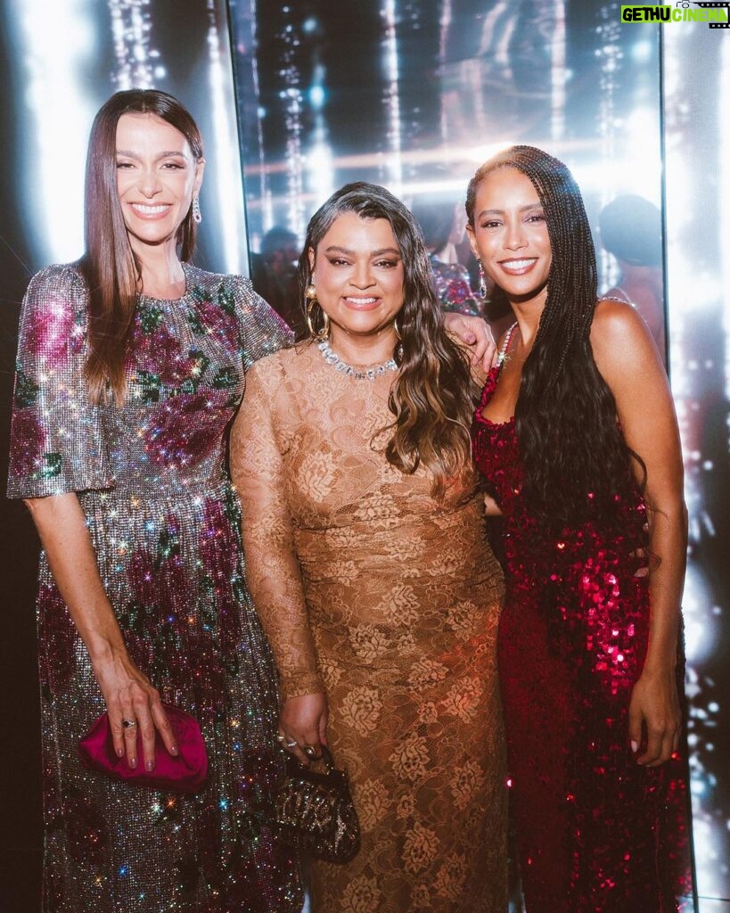 Taís Araújo Instagram - Tudo cria da Ivete! Só as amigas, gostosas, experientes e perigosas ✨🥂❤️‍🔥 #DGLovesBrazil entregou TUDO! 📸: @lecanovo e Manu Scarpa @agenciabrazilnews 📍: @jkiguatemi