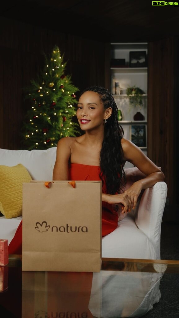 Taís Araújo Instagram - E se a gente transformasse em presente todo amor que a gente sente? 🎁💖 A @naturabroficial tá convidando a gente a pensar com mais carinho no presente de quem a gente ama. Juntos, vamos fazer desta temporada um momento repleto de afeto e significado. Qual presente Natura especial você vai dar nesse Natal? #NatalNatura publicidade*