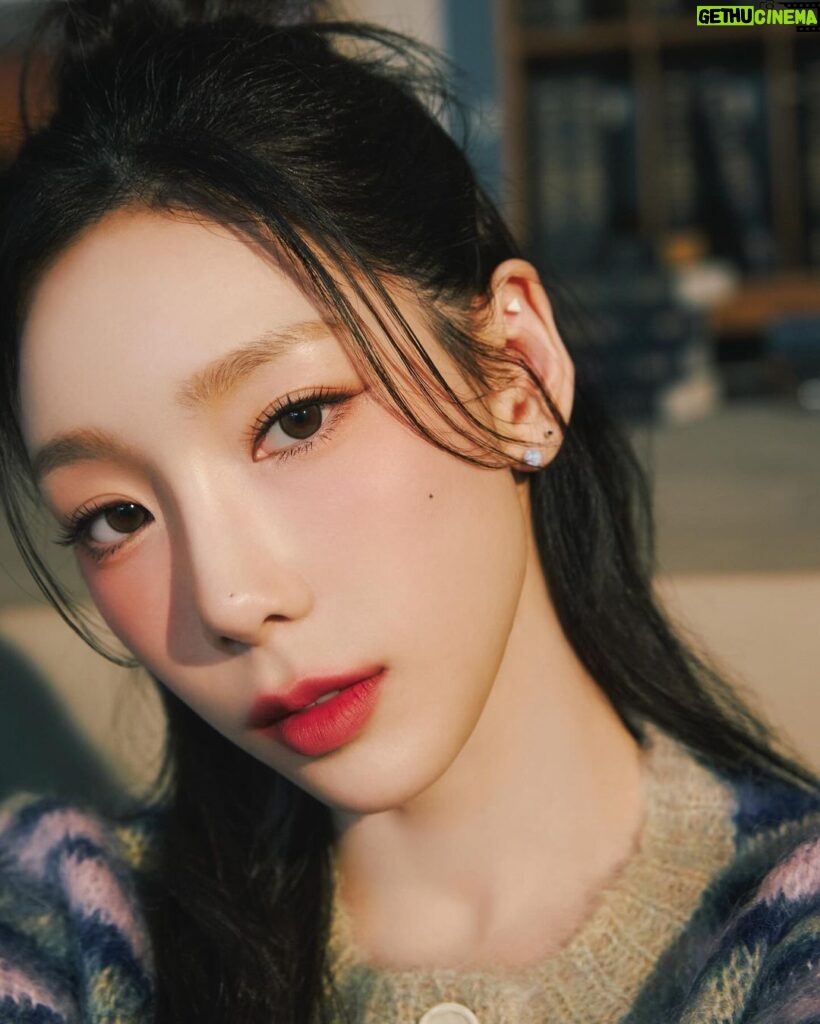 Taeyeon Instagram - 💄💋 @benefitcosmeticskorea