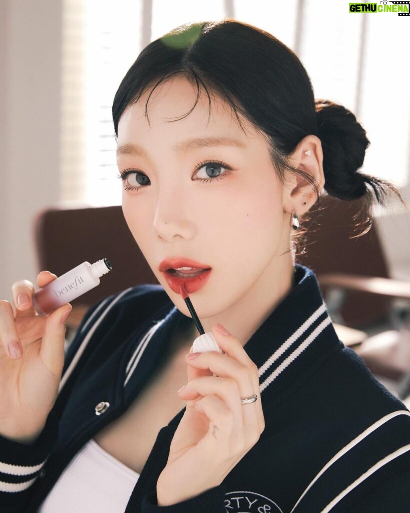 Taeyeon Instagram - 💄💋 @benefitcosmeticskorea