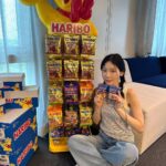 Taeyeon Instagram - 얘는 진짜 말랑해 그리고 슝 날아서 내 입으로 들어갔어 함께해요 모두 다 행복해요 하리보 🎶 @haribo.korea