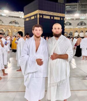 Tagir Ulanbekov Instagram - Лучшее место на земле.
7 дней положительных эмоций. 
Буду скучать по этим святым землям . 
 
#Repost @musaev.mh with @use.repost
・・・
Пророк صلى الله عليه وسلم завещал:

«Не порывайте друг с другом, не отворачивайтесь друг от друга, не гневайтесь друг на друга, не завидуйте друг другу и будьте, о рабы Аллаха, братьями! Не дозво­ляется мусульманину быть в ссоре со своим братом более трёх дней».

Только с любовью в сердцах друг к другу мы сможем вкусить истинную сладость веры.

Умар передал слова Пророка (мир ему и благословение): «Поистине, среди рабов Аллаха есть такие, кто не является пророками и шахидами, однако им будут завидовать ангелы и шахиды из-за их степени перед Аллахом». Сподвиж­ники спросили Посланника Аллаха (мир ему и благословение), кто же они. Он ответил, что это люди, которые полюбили друг друга ради Аллаха и которых не связывают родственные отношения и имущество. Их лица будут излучать свет. Они не будут страшиться тогда, когда остальные будут испытывать страх, и не будут опечалены тогда, когда другие будут в печали.