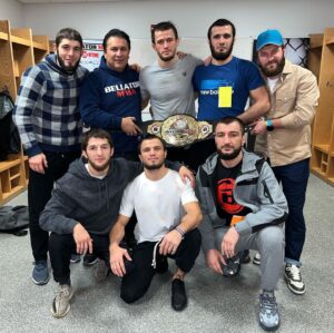 Tagir Ulanbekov Instagram - Абдулманапа Магомедовича нету с нами , но его удел и наследие будет жить☝🏻

Исторический день для нашей команды , пояс едет домой ! 
#alhamdulillah
