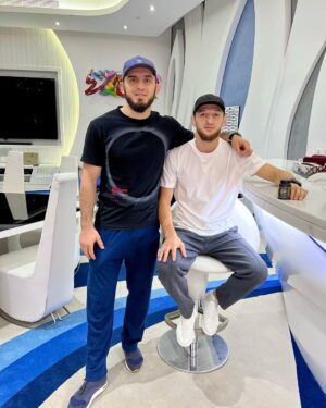 Tagir Ulanbekov Instagram - Если орёл летает низко , значит Абу-Даби близко . 
4 недели до самого ожидаемого противостояния этого года . 

 @alhadaya.ru 
#brother #ufc280
