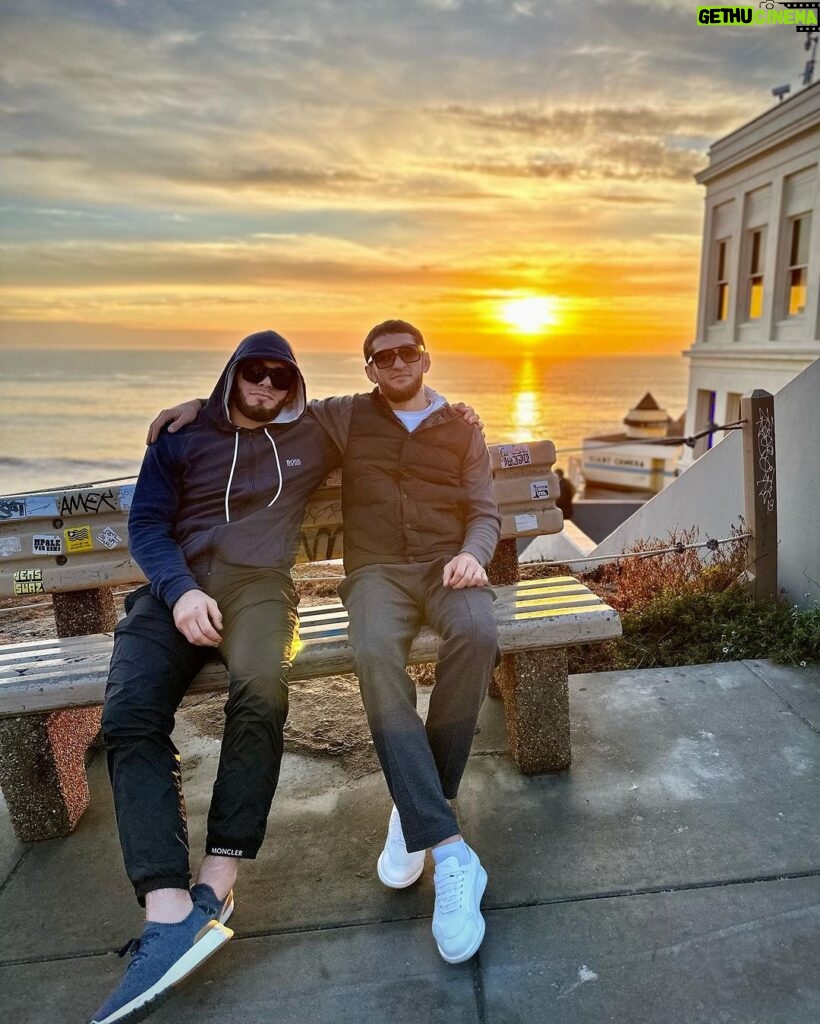 Tagir Ulanbekov Instagram - Лучший день, в который восходит солнце, – это пятница. Как то с братом в Сан-Франциско. #brother San Francisco, California