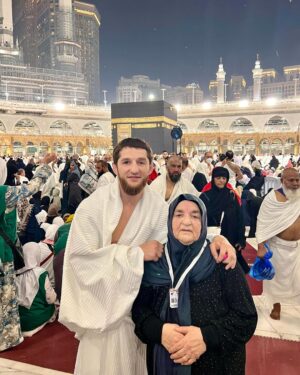 Tagir Ulanbekov Instagram - #alhamdulilah 

На святых землях с моим главным болельщиком, Бабушкой.

@kavkaz_hadj спасибо большое
