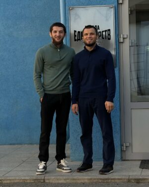 Tagir Ulanbekov Instagram - С хорошим настроением, на тренировку как на праздник.

Ждём новые вызовы , вернее я жду а @umar_nurmagomedov уже заждался.