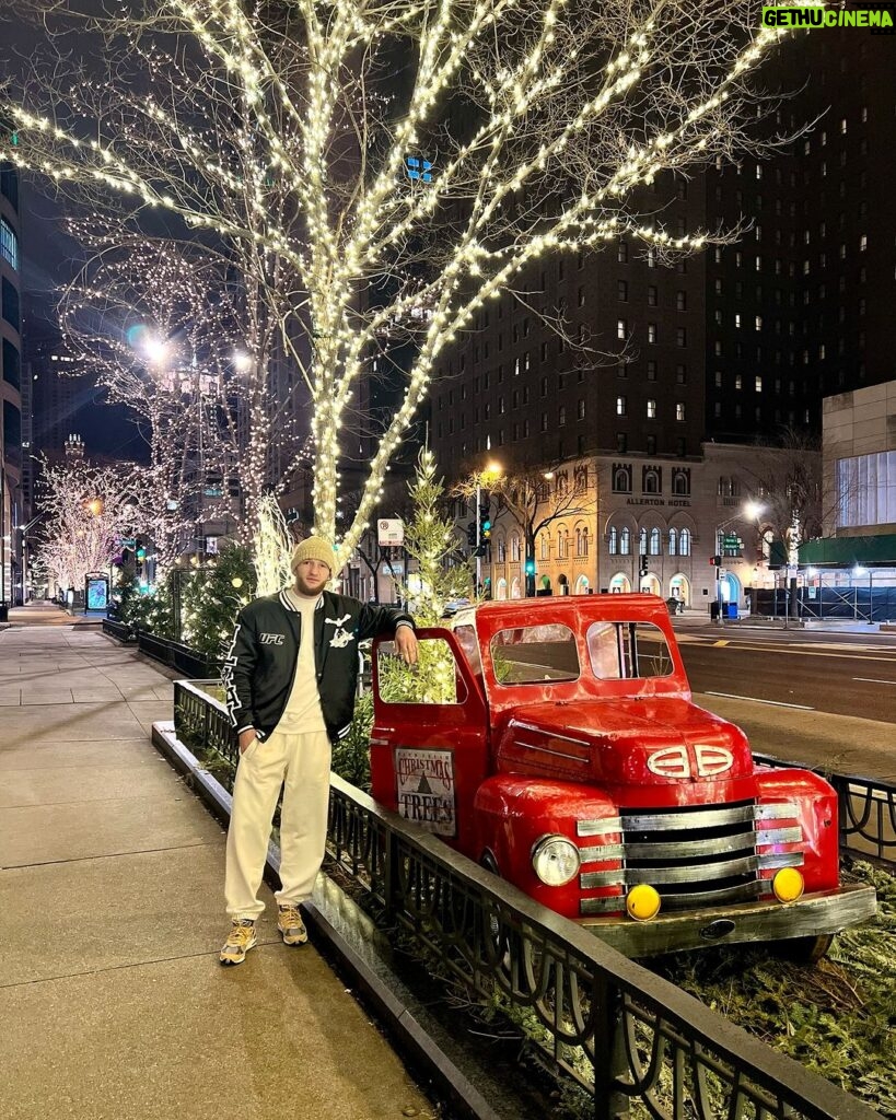 Tagir Ulanbekov Instagram - Холодный зимний вечер в Чикаго. Спасибо всем за тёплые слова поддержки , поздравления. Самая лучшая дорога , дорога домой ))) Отдельно хотелось бы поблагодарить своих спонсоров за их работу и внимание которое они всячески мне оказывают. @gorillaenergy.rus Вы лучшие 🤝