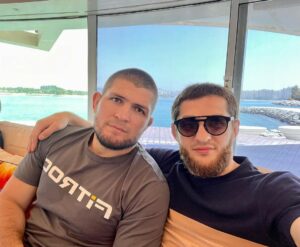 Tagir Ulanbekov Instagram - Этот год  уже почти подошёл к концу . 
Рекомендуем вам завершить его на полезной ноте вместе с @fitroo 😊

Очкинемоиесличто