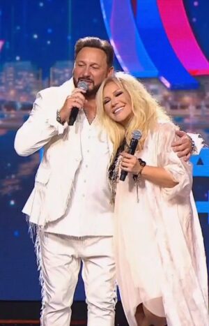 Taisiya Povaliy Instagram - @stas_mihailoff @newwave_official @gutserievmedia
@victoria.kohana 
#новаяволна #таисияповалий #стасмихайлов #михаилгуцериев #викториякохана #чтостобойкакжея