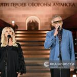Taisiya Povaliy Instagram - «Когда замолкнут орудия ……. Когда закончатся выстрелы ………» 🙏🙏🙏 Сегодня утром я вернулась из Луганска! Чувства переполняют меня, ведь впервые с 2014 года я побывала там, где всегда были мои сердце и душа! Чувство несправедливости и бессилие что-то изменить меня мучили все эти 9 лет, и вот, посетив Родные места, я как будто выпала из реальности, как будто не было этих страшных событий и мы только вчера пели вместе на праздниках! Это был один из счастливейших дней в моей жизни, День Душевного Исцеления!!!🙏😍❤️ Ты меня Восхитил, мой Стойкий, Справедливый Дружелюбный Народ! После 9-ти лет обстрелов, страшных разрушений ты остаешься Созидателем!!! Милосердным , Добрым, Великодушным! Любимые, примите мои Безграничные Любовь и Уважение! ❤️❤️❤️ На концерте с Александром Яковлевичем Михайловым мы исполнили песню «На дальнем берегу», но сегодня я хочу предложить вашему вниманию творчество совсем юного коллектива, это дети Донбасса, Сильные, Смелые, с огромным Стержнем, Мудрые и такие не по годам уже Взрослые! Киев, послушай!🎼🎵🎶☀️☘️💫 #памятигероевоборонылуганска #александрмихайлов #таисияповалий #отражение #когдазакончатсявыстрелы #цветыподградом