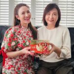 Taksaorn Paksukcharern Instagram - 💮🧧#ตรุษจีน ปีมังกรทองนี้ แอฟมอบแบรนด์รังนกแท้ ให้กับคนที่แอฟเคารพและรัก🙏🏻เพราะเชื่อว่า 🕊️เส้นรังนกแท้สีขาว ยาว ไม่ขาด แทนความหมายของการมีสุขภาพแข็งแรง ชีวิตยืนยาว 💰สีแดง ทอง แทนสีพระอาทิตย์ที่แสงส่อง เสริมความร่ำรวย มงคล โชคดี โดยเฉพาะแบรนด์รังนกแท้ Emperor สูตรรวมสมุนไพร 3 ชนิด ของล้ำค่าเสริมความสิริมงคลในเทศกาลตรุษจีน 🍀ถังเช่าสีทอง สมุนไพรล้ำค่าดุจทองคำ ยาอายุวัฒนะสำหรับถวายองค์จักรพรรดิ 🍁โสม ราชาสมุนไพร ศาสตร์การแพทย์จีนหลายร้อยปี 🍄เห็ดหลินจือ ช่วยให้อายุยืนยาว เป็นสัญลักษณ์แห่งความเป็นสิริมงคล #ยิ่งให้ยิ่งไหว้ยิ่งเฮง กับแบรนด์รังนกแท้ ปังๆ เฮงๆ สุดๆ 💰 🔥ตอนนี้ มีโปรแรงรับตรุษจีน ชิ้นที่ 2 ลด 50%* พร้อมฟรี! ซองอั่งเปาบนสินค้า ที่ห้างสรรพสินค้าตั้งแต่… 📌 Lotus’s 👉🏻 25 ม.ค. -14 ก.พ. 📌 BigC 👉🏻 25 ม.ค. - 14 ก.พ. 📌 The Mall 👉🏻 31 ม.ค. -11 ก.พ. 📌 Tops 👉🏻 31 ม.ค. - 13 ก.พ. 🛒หรือช้อปออนไลน์ได้ที่ Shopee: https://shp.ee/fpbtpfq Lazada: https://bit.ly/45RAsuf Big C : https://bit.ly/46o54UL Lotus’s online: https://bit.ly/3rP00tx Tops online: https://bit.ly/3rP0for Gourmet: https://bit.ly/3ZNqpEF 7-11 Online: https://bit.ly/3RP2sLi *เฉพาะสินค้าและห้างสรรพสินค้าที่ร่วมรายการ #แบรนด์รังนกแท้ #ยิ่งให้ยิ่งไหว้ยิ่งเฮง #ตรุษจีน #ตรุษจีนปีมังกรทอง