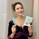 Taksaorn Paksukcharern Instagram - ก่อนหยุดยาวช่วงปีใหม่ แอฟขอฝาก อินเนอริ เมต้า โพรไบโอติก ซองนี้ พกไปช่วยดูแลรูปร่างและระบบขับถ่ายค่ะ ทานง่ายๆ แค่ฉีกซอง เทผงกรอกปาก แล้วดื่มน้ำตามเล็กน้อย แอฟทานวันละ 1 ซอง ช่วยปรับสมดุลระบบขับถ่าย เสริมระบบเมตาบอลิซึ่ม และคุมหิวด้วยค่ะ สูตรนี้มีลูกค้าที่ทานประจำรีวิวกันว่า เป็นโพรไบโอติกที่รสทานง่าย ช่วยให้ระบบขับถ่ายดีขึ้น ทานต่อเนื่องรู้สึกว่าผิวลื่นๆ ใสๆ ขึ้นค่ะ ลูกค้าที่สนใจ ทักไปสอบถามเพิ่มเติมได้ที่ LINE / Facebook / IG 👉🏻 @inneribrand หรือไปช้อป เห็นสินค้าจริงได้ที่ร้าน EVEANDBOY ทุกสาขาเลยค่ะ 💕 #inneri #metaprobiotic #premiumsupplement #metabolismbooster #แบรนด์ของแอฟ #eveandboy