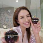 Taksaorn Paksukcharern Instagram - The Empress Beauty ยกระดับการฟื้นบำรุงผิวด้วย ผลิตภัณฑ์ในไลน์ Hwanyu จาก Whoo เพื่อฟื้นบำรุงผิว ให้แลดูอ่อนเยาว์ลงถึง 10 ปี เพียง 2 ขั้นตอน ดูแลผิวแบบแอฟ เริ่มด้วย 𝐇𝐰𝐚𝐧𝐲𝐮 𝐈𝐦𝐩𝐞𝐫𝐢𝐚𝐥 𝐘𝐨𝐮𝐭𝐡 𝐌𝐚𝐬𝐭𝐞𝐫 𝐂𝐫𝐞𝐚𝐦 ครีมปรนนิบัติผิว ผสานพลังจากโสมป่าธรรมชาติที่มีอายุ 30 ปี ต่อต้านริ้วรอยแห่งวัย ฟื้นคืนความอ่อนเยาว์ให้ผิวหน้าขั้นสูงสุด และ 𝐇𝐰𝐚𝐧𝐲𝐮 𝐈𝐦𝐩𝐞𝐫𝐢𝐚𝐥 𝐘𝐨𝐮𝐭𝐡 𝐂𝐨𝐧𝐭𝐨𝐮𝐫 𝐄𝐲𝐞 𝐂𝐫𝐞𝐚𝐦 ช่วยปรับสมดุลการไหลเวียนโลหิตใต้ผิวรอบดวงตา แก้ปัญหาริ้วรอยและความหมองคล้ำ ฟื้นบำรุงผิวรอบดวงตาให้แข็งแรง แลดูอ่อนเยาว์ #WhooThailand #Hwanyu #ดูโอ้ครีมของแอฟ