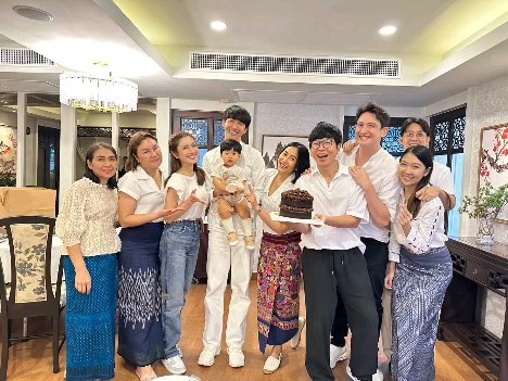 Taksaorn Paksukcharern Instagram - Happy birthday to @djpae & @pjpjpitt ! ขอให้สุขภาพแข็งแรงทั้งกายใจ มีความสุข เสียงหัวเราะ(ด้วยกัน)อย่างนี้ตลอดไปนะคะ... LoVe 🎂🎂🥳❤️