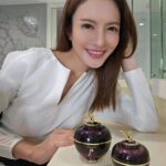 Taksaorn Paksukcharern Instagram - The Empress Beauty ยกระดับการฟื้นบำรุงผิวด้วย ผลิตภัณฑ์ในไลน์ Hwanyu จาก Whoo เพื่อฟื้นบำรุงผิว ให้แลดูอ่อนเยาว์ลงถึง 10 ปี เพียง 2 ขั้นตอน ดูแลผิวแบบแอฟ เริ่มด้วย 𝐇𝐰𝐚𝐧𝐲𝐮 𝐈𝐦𝐩𝐞𝐫𝐢𝐚𝐥 𝐘𝐨𝐮𝐭𝐡 𝐌𝐚𝐬𝐭𝐞𝐫 𝐂𝐫𝐞𝐚𝐦 ครีมปรนนิบัติผิว ผสานพลังจากโสมป่าธรรมชาติที่มีอายุ 30 ปี ต่อต้านริ้วรอยแห่งวัย ฟื้นคืนความอ่อนเยาว์ให้ผิวหน้าขั้นสูงสุด และ 𝐇𝐰𝐚𝐧𝐲𝐮 𝐈𝐦𝐩𝐞𝐫𝐢𝐚𝐥 𝐘𝐨𝐮𝐭𝐡 𝐂𝐨𝐧𝐭𝐨𝐮𝐫 𝐄𝐲𝐞 𝐂𝐫𝐞𝐚𝐦 ช่วยปรับสมดุลการไหลเวียนโลหิตใต้ผิวรอบดวงตา แก้ปัญหาริ้วรอยและความหมองคล้ำ ฟื้นบำรุงผิวรอบดวงตาให้แข็งแรง แลดูอ่อนเยาว์ #WhooThailand #Hwanyu #ดูโอ้ครีมของแอฟ