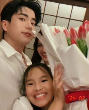 Taksaorn Paksukcharern Instagram - Our kind of Valentine's date 💐💐 @nonkul

ลงช้า และรูปซ้ำ😅 แต่ชอบรูปนี้ที่สุดแล้ว☺️ 
ส่วนแหวนนี้ของขวัญจากลูกสาวค่ะ 💖