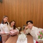 Taksaorn Paksukcharern Instagram - Our kind of Valentine's date 💐💐 @nonkul ลงช้า และรูปซ้ำ😅 แต่ชอบรูปนี้ที่สุดแล้ว☺️ ส่วนแหวนนี้ของขวัญจากลูกสาวค่ะ 💖