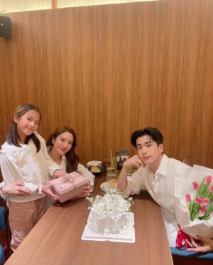 Taksaorn Paksukcharern Instagram - Our kind of Valentine's date 💐💐 @nonkul

ลงช้า และรูปซ้ำ😅 แต่ชอบรูปนี้ที่สุดแล้ว☺️ 
ส่วนแหวนนี้ของขวัญจากลูกสาวค่ะ 💖