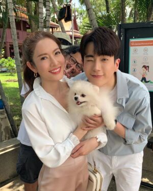 Taksaorn Paksukcharern Instagram - ชั้นจะไม่ปล่อยนายไปอีกแล้ว...พี่หยินกล่าว 🤭

ขอบคุณที่ติดตามกันมาตลอดค่ะ หวานบ้าง ขมบ้าง หวังว่าจะสร้างความสุขให้ทุกคนนะคะ แอฟแฮปปี้ สนุกกับกองนี้มากค่ะ มีเรื่องให้ยิ้มหัวเราะทุกคิวการถ่ายทำ ได้เรียนรู้จังหวะการแสดงใหม่ๆ ต้องขอขอบคุณพี่เขต พี่เพชร ผกก.  ครูปราง  นน พี่ก้อง นักแสดงร่วม และทีมงานทุกท่านค่ะ 🙏🏻

วาเลนไทน์นี้ขอให้หารักของคุณให้เจอเหมือนหยินกับเชนนะคะ 🩷

#หารักด้วยใจเธอ #FindYourselfT
@kongthupproduction @insight.entertainment @gmmtv @viu_th