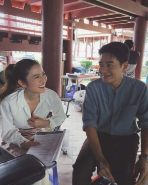 Taksaorn Paksukcharern Instagram - ชั้นจะไม่ปล่อยนายไปอีกแล้ว...พี่หยินกล่าว 🤭

ขอบคุณที่ติดตามกันมาตลอดค่ะ หวานบ้าง ขมบ้าง หวังว่าจะสร้างความสุขให้ทุกคนนะคะ แอฟแฮปปี้ สนุกกับกองนี้มากค่ะ มีเรื่องให้ยิ้มหัวเราะทุกคิวการถ่ายทำ ได้เรียนรู้จังหวะการแสดงใหม่ๆ ต้องขอขอบคุณพี่เขต พี่เพชร ผกก.  ครูปราง  นน พี่ก้อง นักแสดงร่วม และทีมงานทุกท่านค่ะ 🙏🏻

วาเลนไทน์นี้ขอให้หารักของคุณให้เจอเหมือนหยินกับเชนนะคะ 🩷

#หารักด้วยใจเธอ #FindYourselfT
@kongthupproduction @insight.entertainment @gmmtv @viu_th