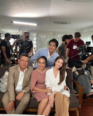 Taksaorn Paksukcharern Instagram - ชั้นจะไม่ปล่อยนายไปอีกแล้ว...พี่หยินกล่าว 🤭

ขอบคุณที่ติดตามกันมาตลอดค่ะ หวานบ้าง ขมบ้าง หวังว่าจะสร้างความสุขให้ทุกคนนะคะ แอฟแฮปปี้ สนุกกับกองนี้มากค่ะ มีเรื่องให้ยิ้มหัวเราะทุกคิวการถ่ายทำ ได้เรียนรู้จังหวะการแสดงใหม่ๆ ต้องขอขอบคุณพี่เขต พี่เพชร ผกก.  ครูปราง  นน พี่ก้อง นักแสดงร่วม และทีมงานทุกท่านค่ะ 🙏🏻

วาเลนไทน์นี้ขอให้หารักของคุณให้เจอเหมือนหยินกับเชนนะคะ 🩷

#หารักด้วยใจเธอ #FindYourselfT
@kongthupproduction @insight.entertainment @gmmtv @viu_th