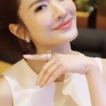 Taksaorn Paksukcharern Instagram - 💗 เดือนแห่งความรักปีนี้ไม่เหมือนเดิม เพราะมีคนใจดีให้แอฟได้เลือกแหวนเพชรในแบบที่แอฟชอบที่สุด ไม่ใช่ใครที่ไหน ก็ @JubileeDiamond ไงคะ บอกเลยว่าตอนแรกเลือกไม่ถูกจริงๆ เพราะแต่ละวงคือเปล่งประกายสวยม๊ากก เพราะ Jubilee Diamond เค้าคัดสรรเพชรคุณภาพระดับโลกจากเบลเยี่ยม แหล่งเจียระไนที่ดีที่สุดของโลก ไหนจะการออกแบบและผลิตที่สวยและประณีตมากก มาดูกันดีกว่าค่ะว่าแหวนวงที่แอฟชอบที่สุดคือวงไหน? Jubilee Diamond ที่สุดเรื่องเพชรเพื่อคุณ – Craft For Excellence #JubileeDiamond #FriendofJubileeDiamond #ที่สุดเรื่องเพชรเพื่อคุณ #CraftForExcellence #WorldClassDiamondForYou