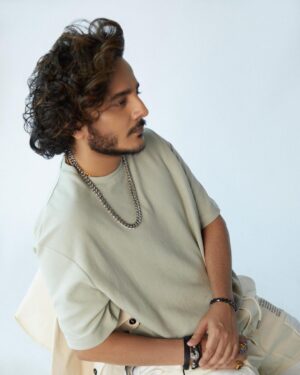Tanishk Bagchi Instagram - My Mild Side! 🤍

📸 - @anamika_ 
Styling - @vibhutichamria 
MUA - @safasheikhbeauty
Hair - @thakuramit190 
Location - @mandarinstudios Outfit by @sense_the_store_