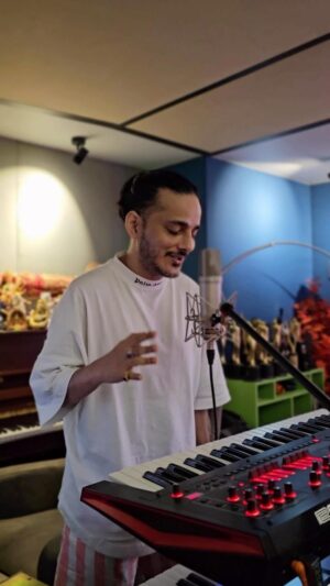 Tanishk Bagchi Instagram - “Singing my heart out to the soulful tunes of Hridoy Khan’s ‘Bolna.’ 🎶 As a huge fan and grateful friend, this one’s from the heart! Your music has always been my source of inspiration, and ‘Bolna’ holds a special place in my playlist. 🙏❤️ @hridoykhanofficial #bolnatuibolna