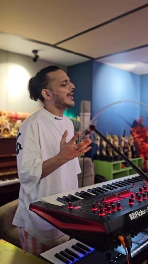 Tanishk Bagchi Instagram - 🎶 Thrilled to sing “Ruth Aa Gayi Re” from A.R. Rahman’s masterpiece, “1947 earth .It’s an incredible privilege to try my voice on this iconic song by the living music maestro himself. 🙏 Let’s celebrate the magic of Rahman’s music together! 🌟 #ARRahman #LivingLegend #humbledbymusic