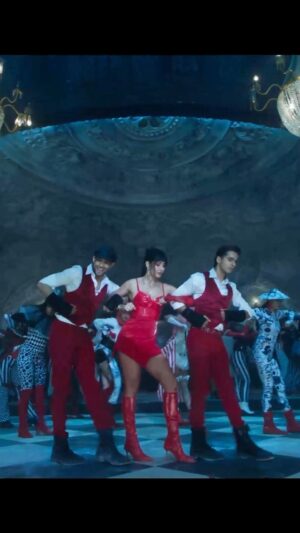 Tanishk Bagchi Instagram - This Halloween, get ready to groove on the dance floor with #KinnaSona. Song out now. 

.
.
.
Instagram:

@tanishk_bagchi @azeemdayani @katrinakaif @ishaankhatter @siddhantchaturvedi @apnabhidu @gurmmeetsingh @excelmovies @ritesh_sid @faroutakhtar @ravi.shankaran @jasvinderbath @kumohanan @kassimjagmagia @vishalrr @aafilms.official @zeemusiccompany