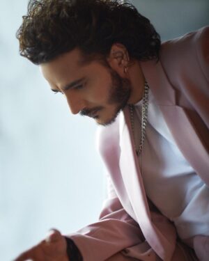 Tanishk Bagchi Instagram - Just a bunch of Life 💎

📸 - @anamika_ 
Stylist - @vibhutichamria 
Hair - @thakuramit190 
MUA - @safasheikhbeauty 
Location - @mandarinstudios