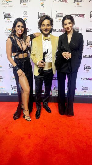 Tanishk Bagchi Instagram - The @filmfare red carpet reel with the OG’s @tanishk_bagchi @zarakhan @karansinghchhabra

#aafat #filmfare #2022 #bollywood #shershaah #meta #tanishkbagchi #zarakhan #liger 
@instagram @meta @mrmakhana @dharmamovies #aartikhetarpal