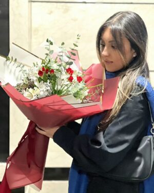 Tannaz Davoodi Instagram - Happiness is to hold flowers in both hands 💐❣️

♡
♡
♡
♡
♡
♡

#flowers #flower #flowerphotography #flowerpower #flowerlovers #love #iloveyou #happiness #flowerquotes #smile #persian #iranian #iran #iraniangirl #persiangirl #blonde #brunettegirl #brunette #tehranfashion #fashion #tehran
