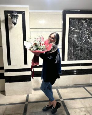 Tannaz Davoodi Instagram - Happiness is to hold flowers in both hands 💐❣️

♡
♡
♡
♡
♡
♡

#flowers #flower #flowerphotography #flowerpower #flowerlovers #love #iloveyou #happiness #flowerquotes #smile #persian #iranian #iran #iraniangirl #persiangirl #blonde #brunettegirl #brunette #tehranfashion #fashion #tehran