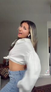 Tannaz Davoodi Instagram - Ding Dang ding dang Who remembers this song..? Tiktok : Tannazdavoodi • • • • • #bollywood #munnanichael #dingdang #bollywoodmovies #bollywoodsongs #dance #dancer #dancing #persiangirl #iraniangirl #iranian #irani #persian #tiktok #tiktokdance #reels #dancereels #blonde #tigershroff #iraniantiktok #dancelife #bollywoodstyle