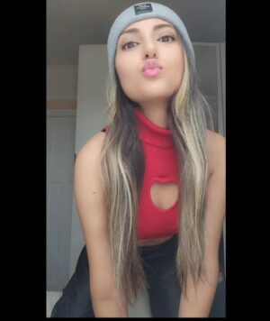 Tannaz Davoodi Instagram - Morning! Sending you all love and kisses💋✨️❤️

♡
♡
♡
♡
♡

#heartshaped #heart #love #kiss #myheart #kisskiss #kisses #cute #loveyou #red #blonde #blondehair #brunettegirl #brunette #Persian #irani #iranian #iraniangirl #Persian #persiangirl #hehe #longhair #shein #sheingals #sheinhaul #redtop #hearttop #london #unitedkindom