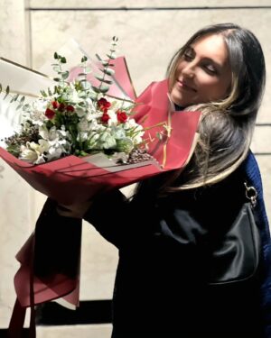 Tannaz Davoodi Instagram - Happiness is to hold flowers in both hands 💐❣️

♡
♡
♡
♡
♡
♡

#flowers #flower #flowerphotography #flowerpower #flowerlovers #love #iloveyou #happiness #flowerquotes #smile #persian #iranian #iran #iraniangirl #persiangirl #blonde #brunettegirl #brunette #tehranfashion #fashion #tehran