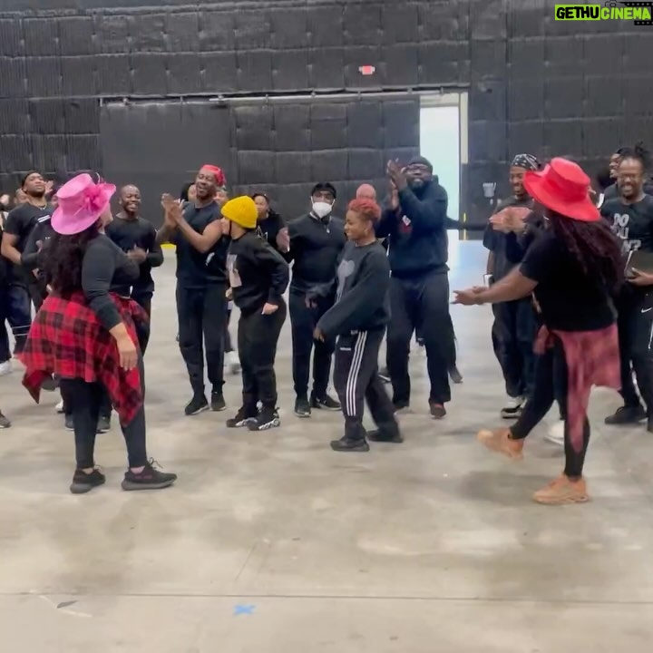 Taraji P. Henson Instagram - Thank you TO ALL OF THE BEAUTIFUL DANCERS FOR BEING SO PATIENT WITH AND VERY HELPFUL TO ME. I could not have given Shug life WITHOUT EACH AND EVERY ONE OF YOU INCREDIBLY GIFTED BEAUTIFUL PEOPLE!!! THANK YOU THANK YOU THANK YOU. #also everything Blitz our director said below💜💜💜💋💋💋🙏🏾🙏🏾🙏🏾 #Repost from @blitzambassador • A special shout out to the Dancers of The Color Purple. @fatima_noir @iamdjdubz and @iamtiarivera assembled the best group of talented dancers ever. Thank you for bringing the best energy to my set. We couldn’t have done this without you geniuses! Y’all the real MVP’s. 🙏🏿✨💜
