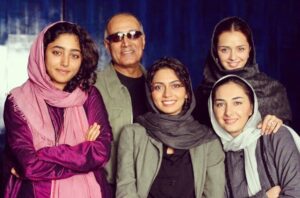 Taraneh Alidoosti Instagram - ‌
کاش امروز هم می‌شد کنار هم چنین عکسی بگیریم.
.
به بهانه هشتادمین سالروز تولد عباس کیارستمی.
عکس از سیف‌الله صمدیان، مربوط به پشت‌صحنه فیلم «شیرین»، سال ۱۳۸۵
به لطف هانیه توسلی.