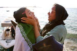 Taraneh Alidoosti Instagram - الهام جان
قهرمان دست‌بسته ما، افتخارم بود که از نزدیک شاهد سومین رکورد شکنی تو بودم. .
الهام اصغری شناگر ایرانی، سه روز پیش رکورد جهانی سرعت و استقامت رو در دریای آزاد ۱۲ دقیقه جا به جا کرد؛
یعنی ده کیلومتر در دریای عمان رو، با یک «کتف بسته»، در پنج ساعت و دو دقیقه شنا کرد.
نوشتنش راحته، تخیلش سخت. زندگی کردن این قهرمانی اما فقط کار خودته و بس. آفرین به قدرتت، درون و بیرون.
🏊🏼‍♀️🥇
.
@elhamsadatasghari 
عکس‌ها از مریم مجد @mariam_majdd 
#الهام_اصغری
#اورکا